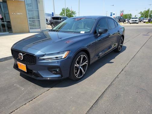 2024 Volvo S60 Ultimate Dark Theme