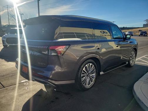 2025 INFINITI QX80 LUXE