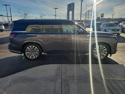 2025 INFINITI QX80 LUXE