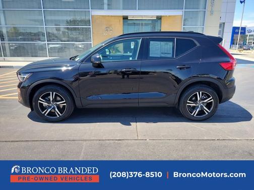 2023 Volvo XC40 Plus Dark Theme
