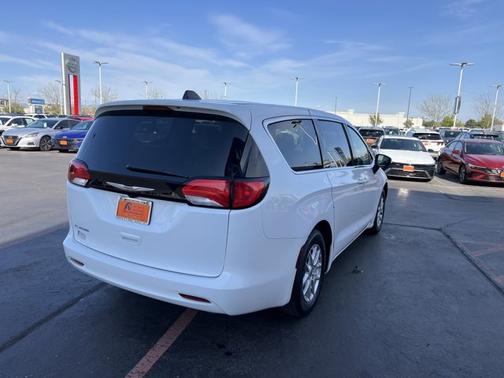 2022 Chrysler Voyager LX