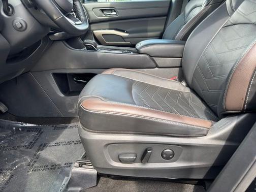 Super Black 2025 Nissan Pathfinder Platinum