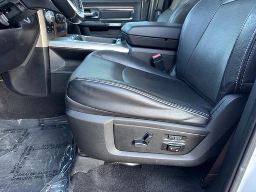 Bright White Clearcoat 2017 RAM 1500 Laramie