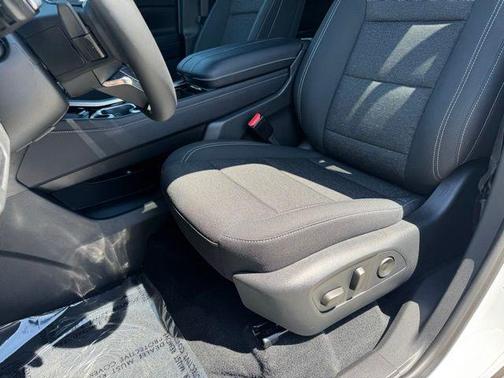 Summit White 2026 Chevrolet Traverse LT