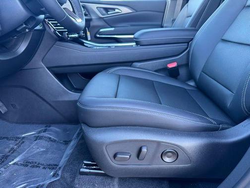 Summit White 2026 Chevrolet Traverse LT