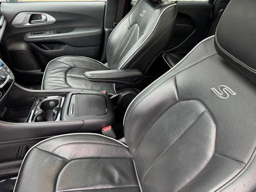 Bright White Clearcoat 2025 Chrysler Pacifica Limited