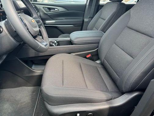 Mosaic Black Metallic 2026 Chevrolet Traverse LT