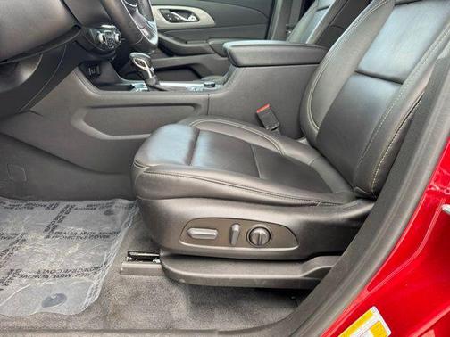 Radiant Red Tintcoat 2023 Chevrolet Traverse LT Leather