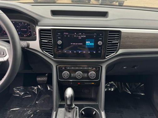 Pyrite Silver Metallic 2023 Volkswagen Atlas 3.6L SE w/Technology