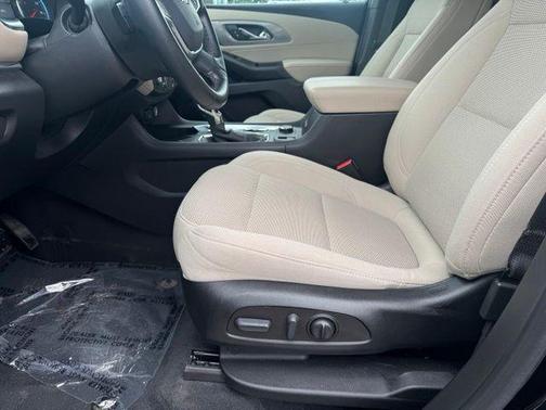 Mosaic Black Metallic 2023 Chevrolet Traverse LT Cloth