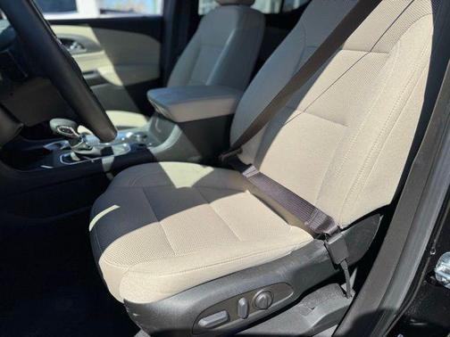 Mosaic Black Metallic 2023 Chevrolet Traverse LT Cloth