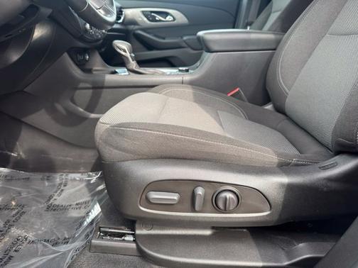 Sterling Gray Metallic 2023 Chevrolet Traverse LT