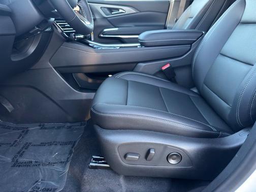 Summit White 2027 Chevrolet Traverse LT