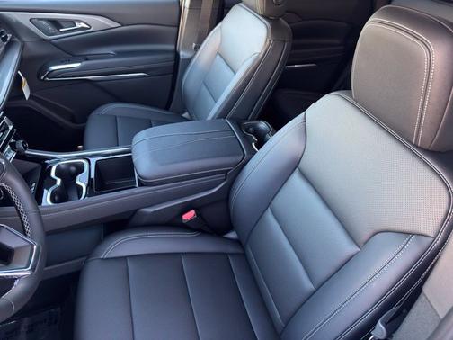 Summit White 2027 Chevrolet Traverse LT