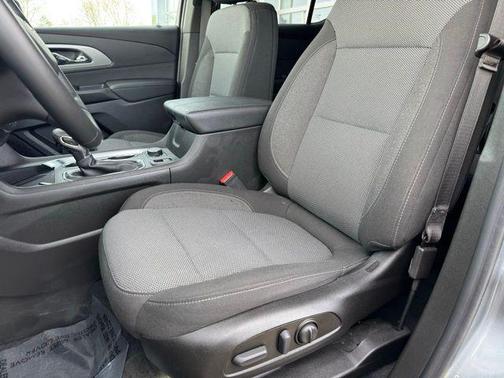 Sterling Gray Metallic 2023 Chevrolet Traverse LT Cloth