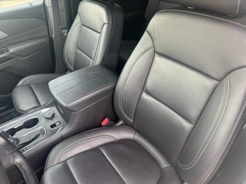 Summit White 2023 Chevrolet Traverse LT Leather