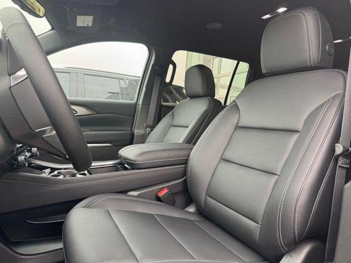 Mosaic Black Metallic 2026 Chevrolet Traverse LT