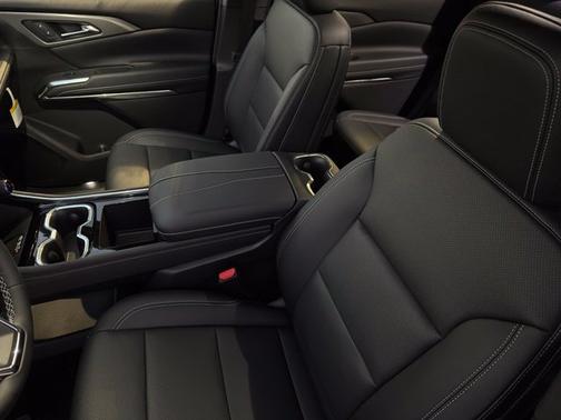 Black Metallic 2027 Chevrolet Traverse LT
