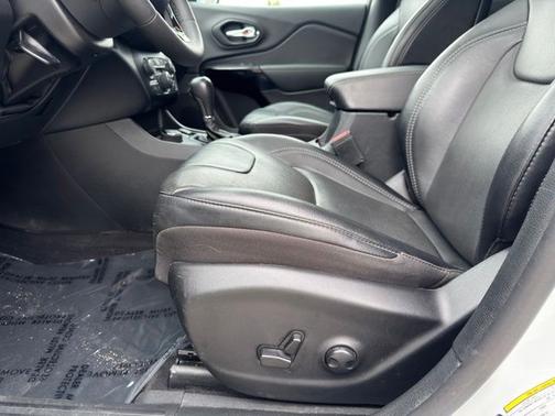 Bright White Clearcoat 2023 Jeep Cherokee Altitude