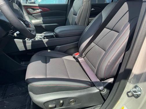 Sandstone Gray 2026 Chevrolet Traverse AWD Z71