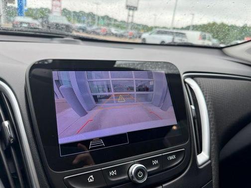 Summit White 2024 Chevrolet Malibu FWD 1LT