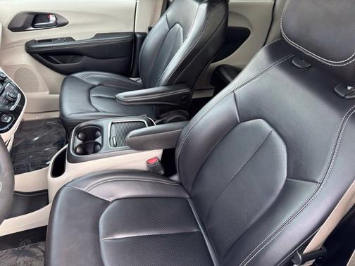 Bright White Clearcoat 2023 Chrysler Pacifica Touring L