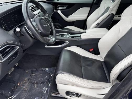 2019 Jaguar F-PACE 30t R-Sport