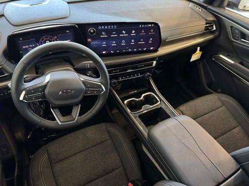 Mosaic Black Metallic 2026 Chevrolet Traverse LT