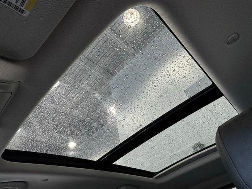 Crystal White Tricoat 2017 Cadillac XT5 Luxury