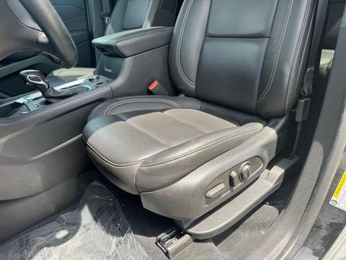 Mosaic Black Metallic 2023 Chevrolet Traverse LT Leather