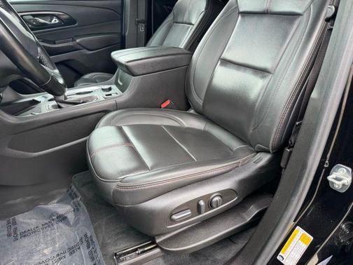 Mosaic Black Metallic 2023 Chevrolet Traverse RS