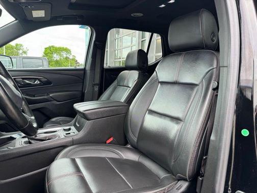 Mosaic Black Metallic 2023 Chevrolet Traverse RS