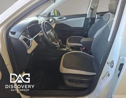 Pure White 2025 Volkswagen Taos 1.5T SE