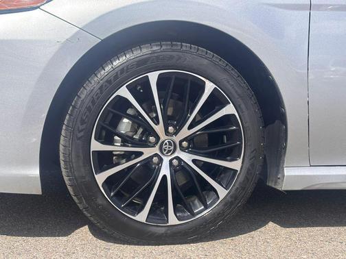 Celestial Silver Metallic 2019 Toyota Camry SE