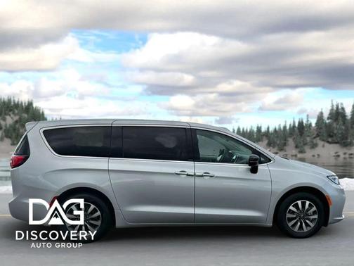 Silver Mist Clearcoat 2024 Chrysler Pacifica Hybrid Select