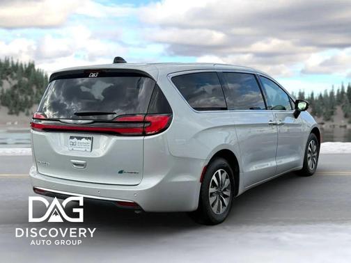 Silver Mist Clearcoat 2024 Chrysler Pacifica Hybrid Select