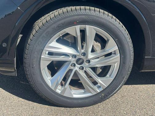 Mythos Black Metallic 2023 Audi Q7 55 Premium Plus