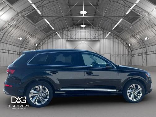 Mythos Black Metallic 2023 Audi Q7 55 Premium Plus