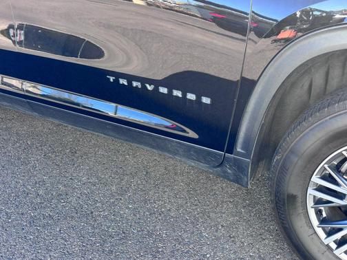 Mosaic Black Metallic 2025 Chevrolet Traverse LT