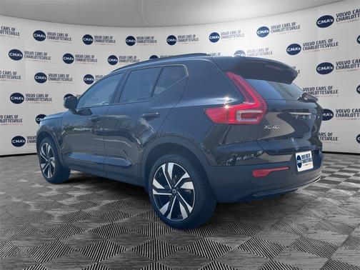 2024 Volvo XC40 B5 Ultimate Dark