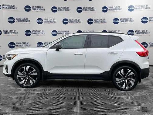 Crystal White 2023 Volvo XC40