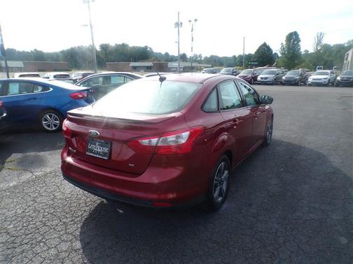 RED 2014 Ford Focus SE