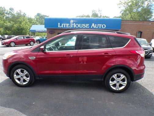 RED 2016 Ford Escape SE