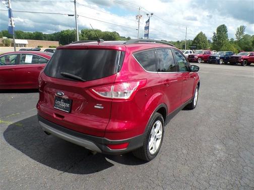 RED 2016 Ford Escape SE