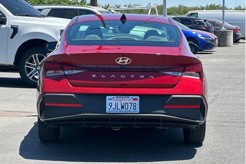 2024 Hyundai ELANTRA SE