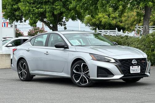 Brilliant Silver Metallic 2023 Nissan Altima SR FWD
