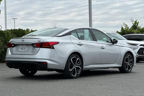 Brilliant Silver Metallic 2023 Nissan Altima SR FWD