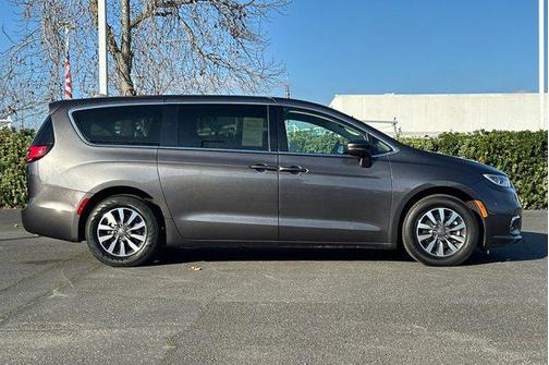 2022 Chrysler Pacifica Hybrid Touring L