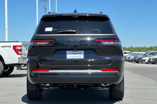 Diamond Black Crystal Pearlcoat 2026 Jeep Grand Cherokee L Summit