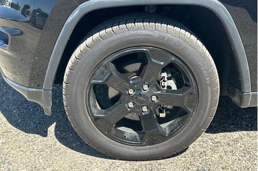 Diamond Black Crystal Pearlcoat 2018 Jeep Grand Cherokee Upland